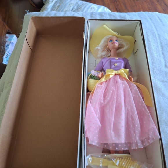 AVON EXCLUSIVE Spring blossom Barbie - Picture 2 of 12